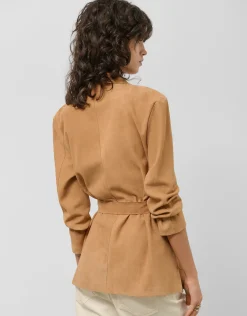 Chaqueta con cinturón ante cámel