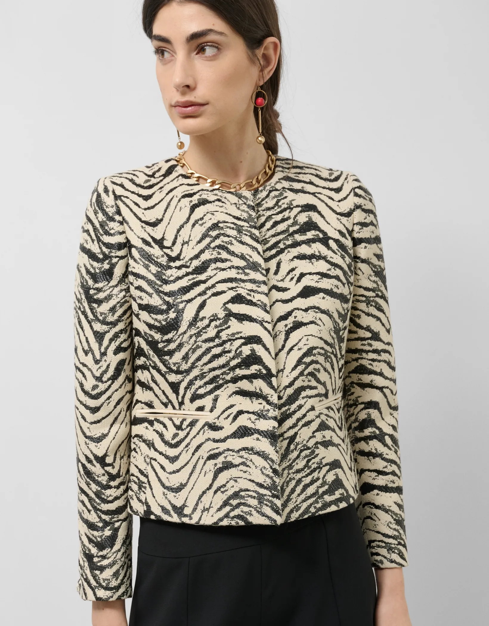 Chaqueta corta jacquard con rafia diseño cebra