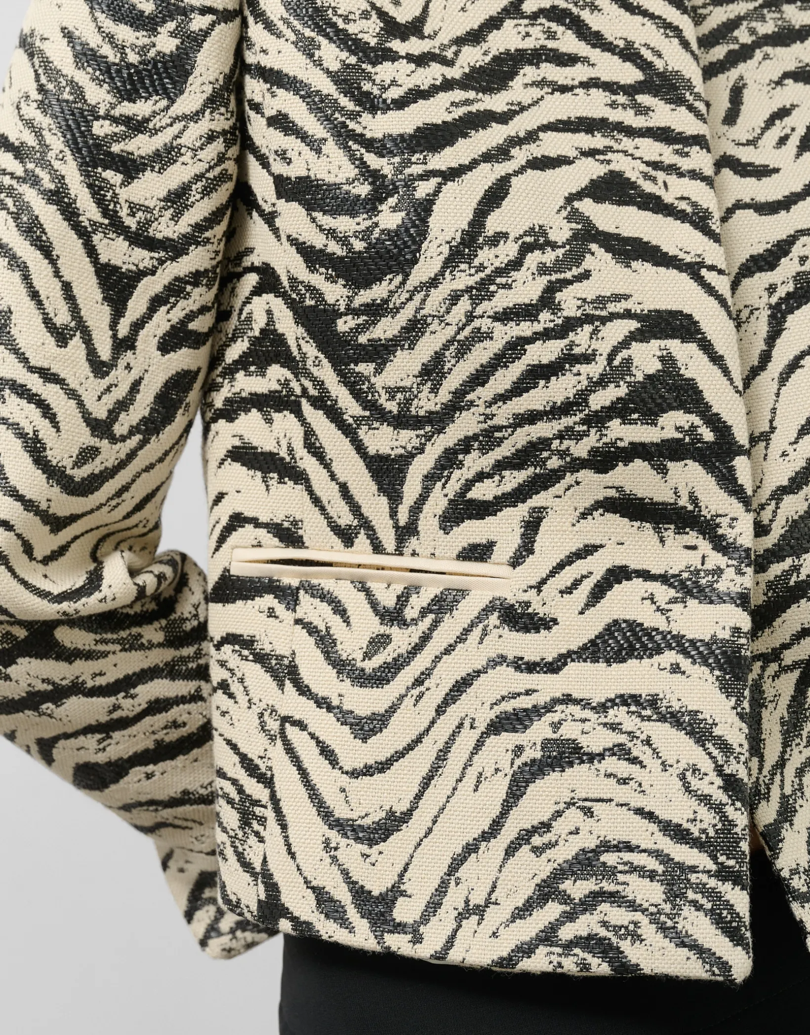 Chaqueta corta jacquard con rafia diseño cebra