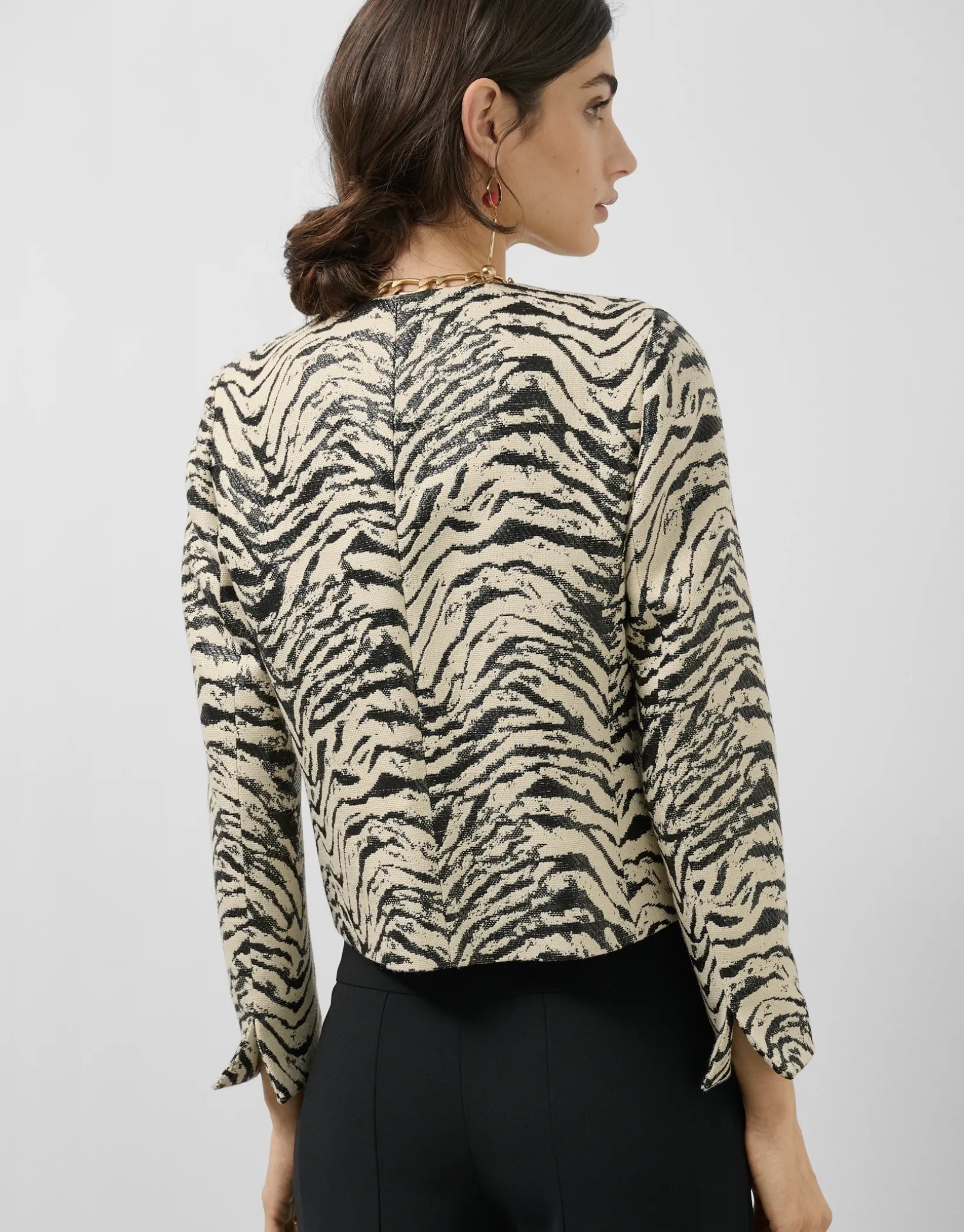 Chaqueta corta jacquard con rafia diseño cebra