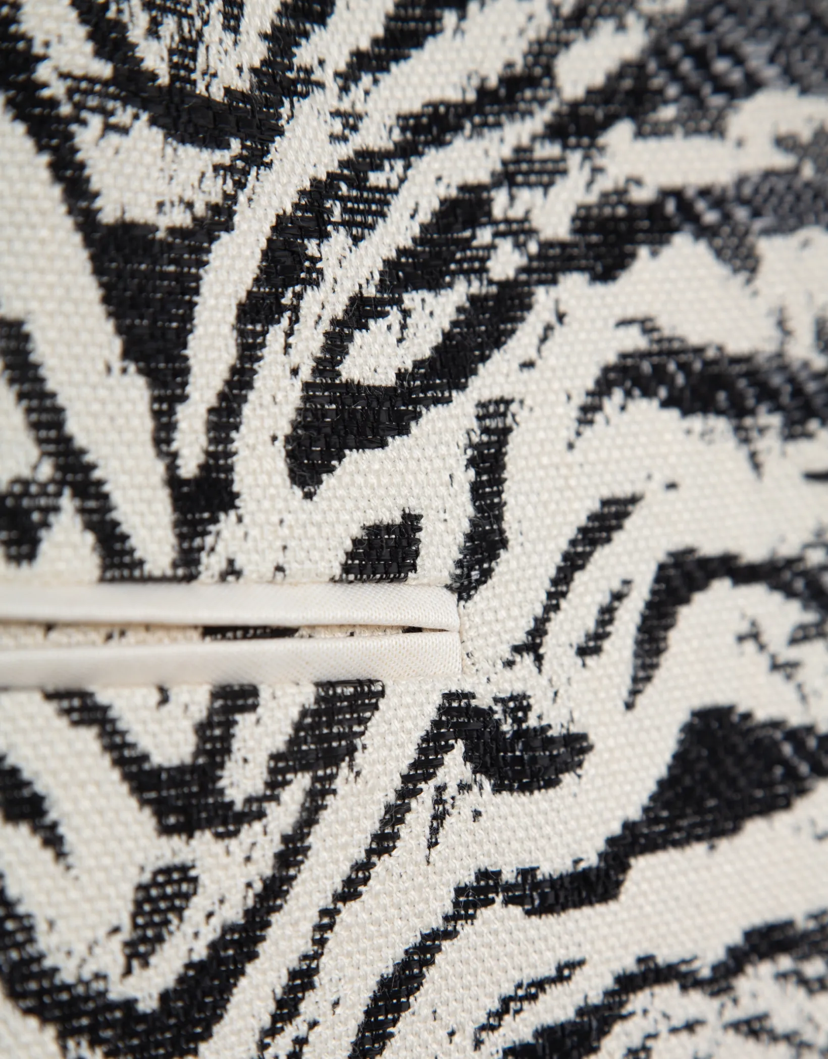 Chaqueta corta jacquard con rafia diseño cebra