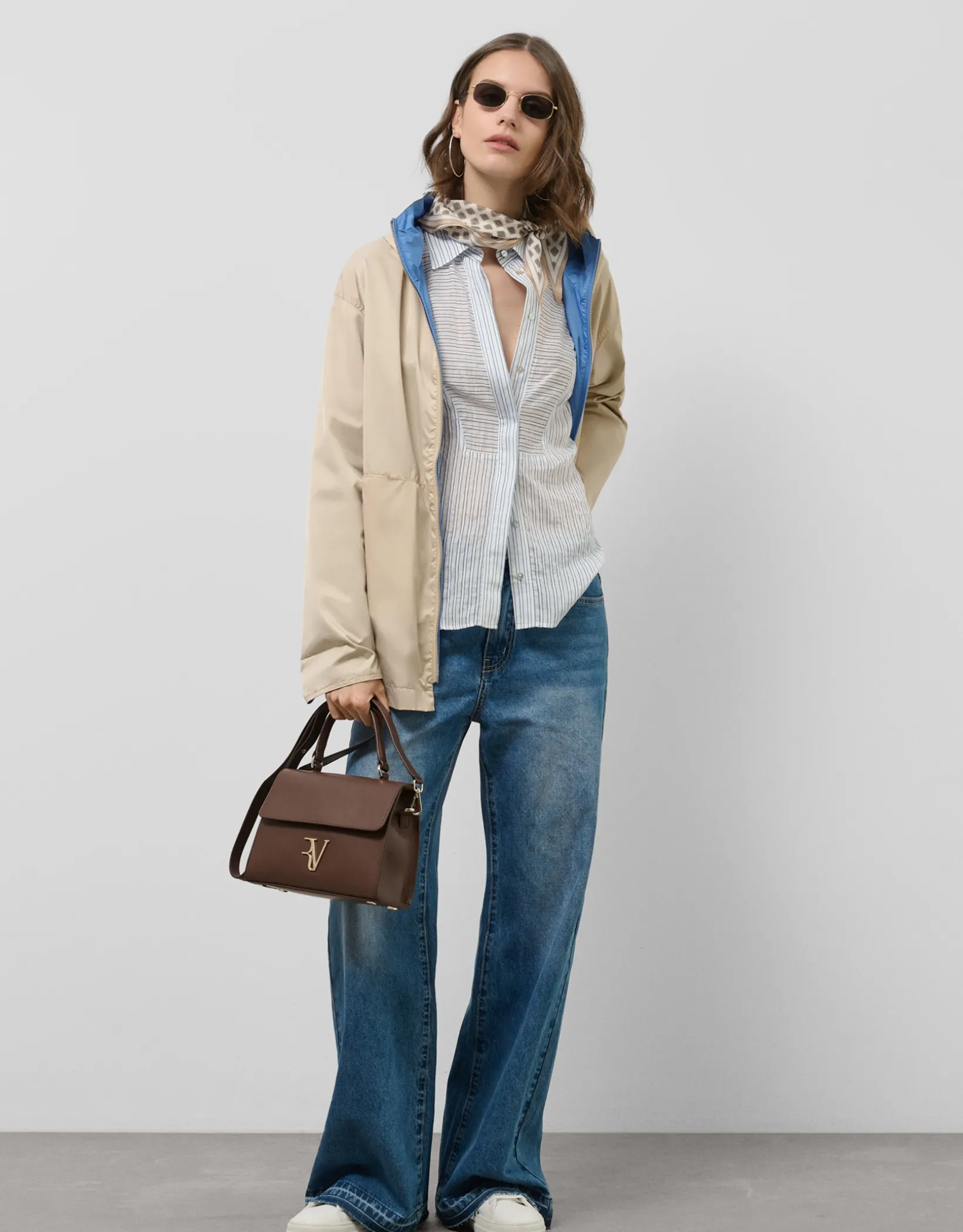 Chaqueta técnica ligera reversible cámel/azul