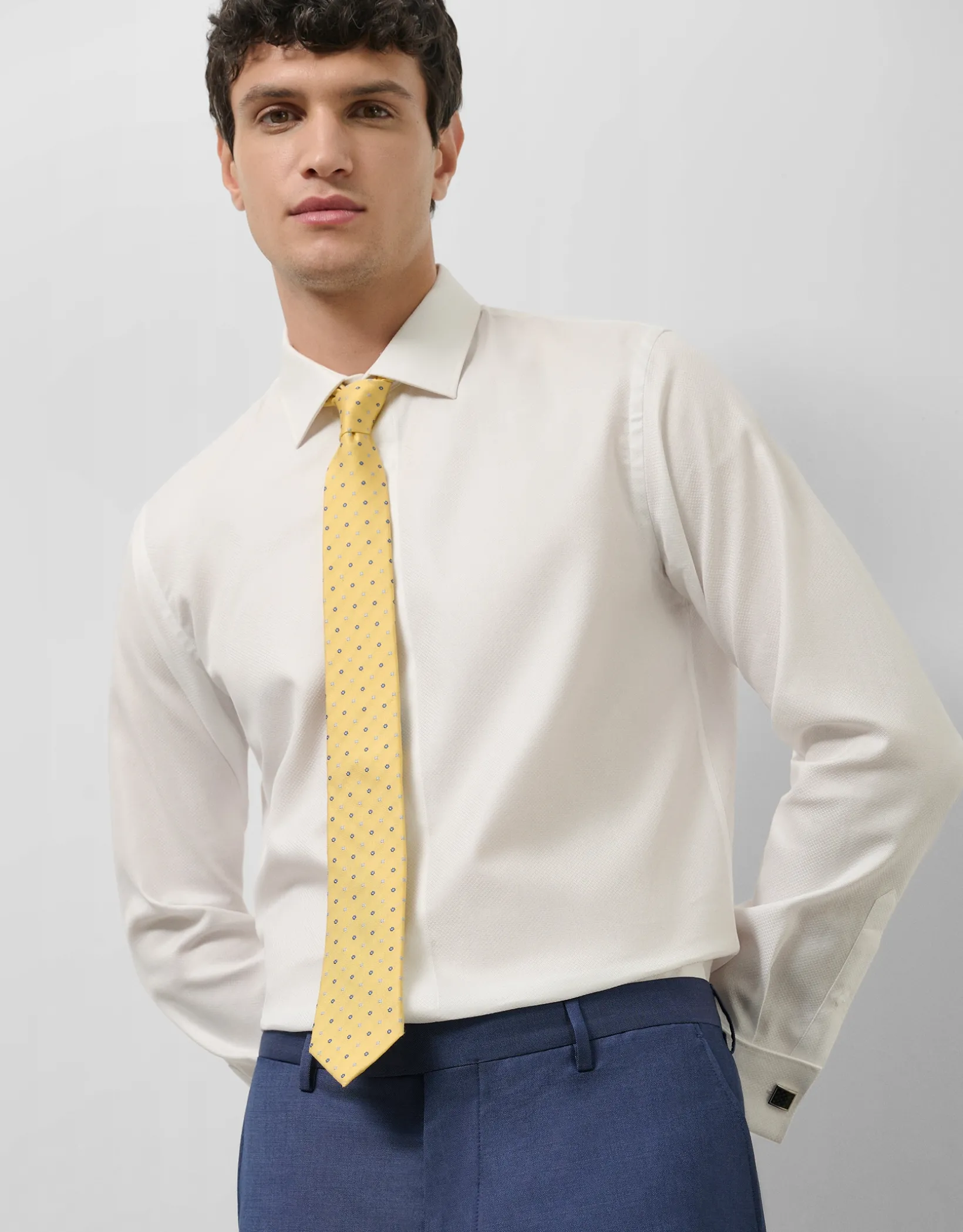 Corbata seda amarilla jacquard flores azules