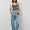 Crop top en tejido vaquero azul con bordado floral y calados