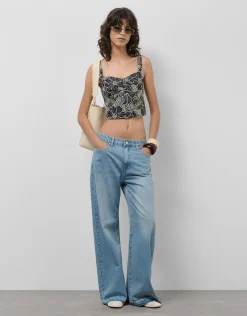 Crop top en tejido vaquero azul con bordado floral y calados