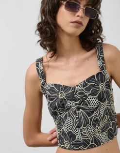 Crop top en tejido vaquero azul con bordado floral y calados