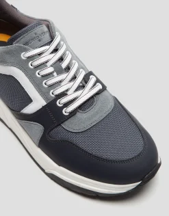Deportiva estilo runner gris con suela track