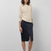Falda con abertura azul marino pespuntes beige