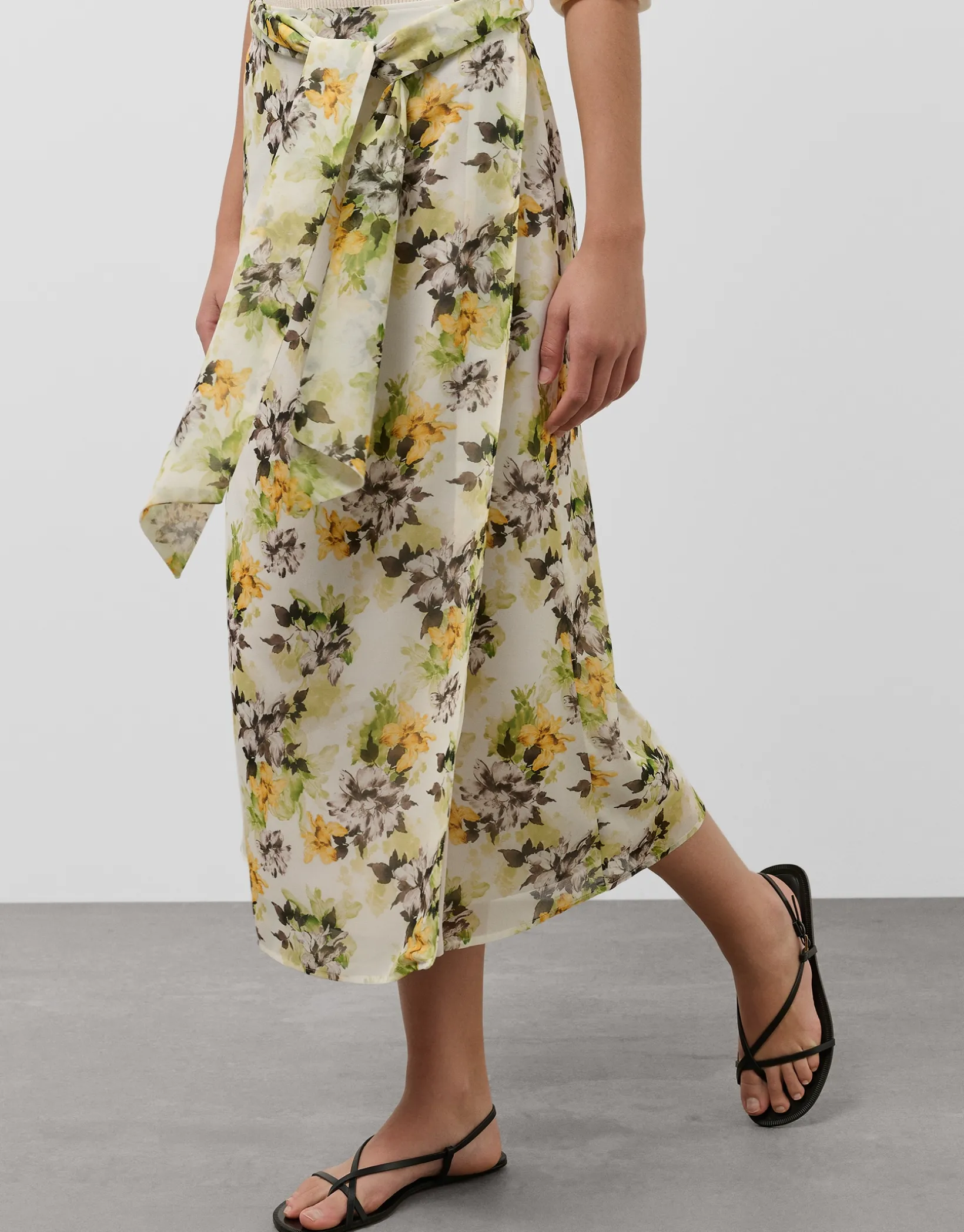 Falda midi estilo pareo en crepe georgette estampado floral