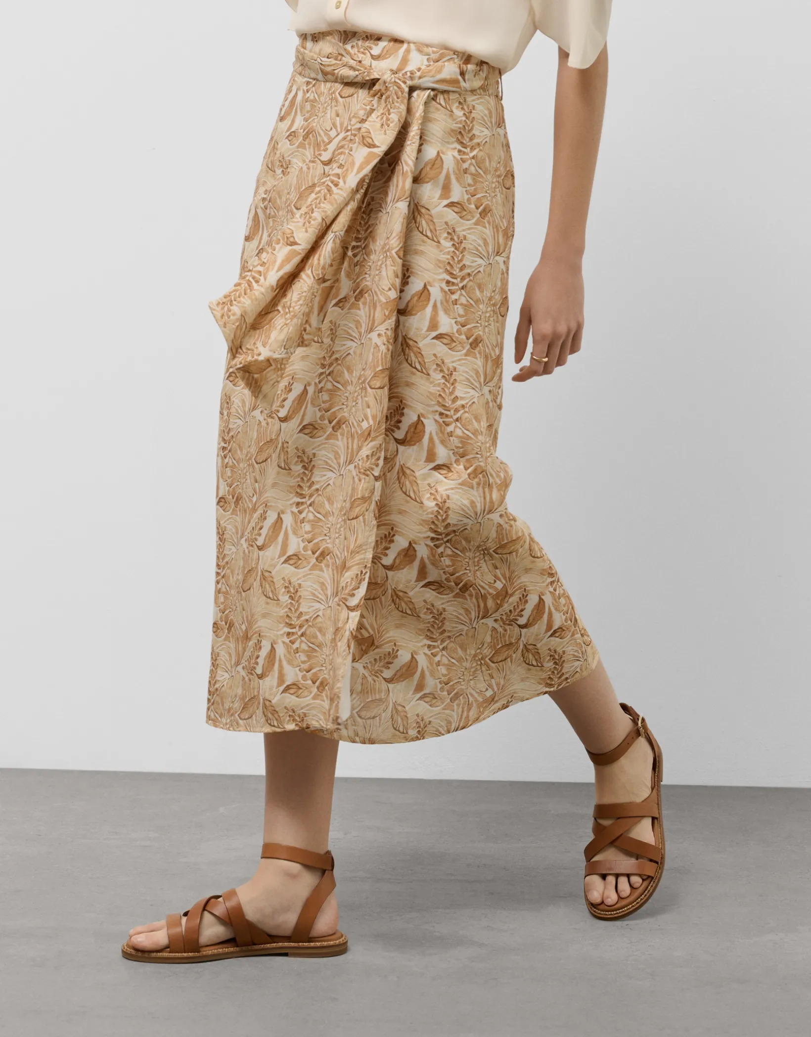 Falda midi estilo pareo en gasa estampado vegetal cámel