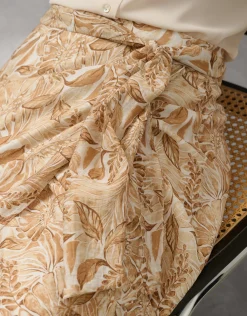 Falda midi estilo pareo en gasa estampado vegetal cámel