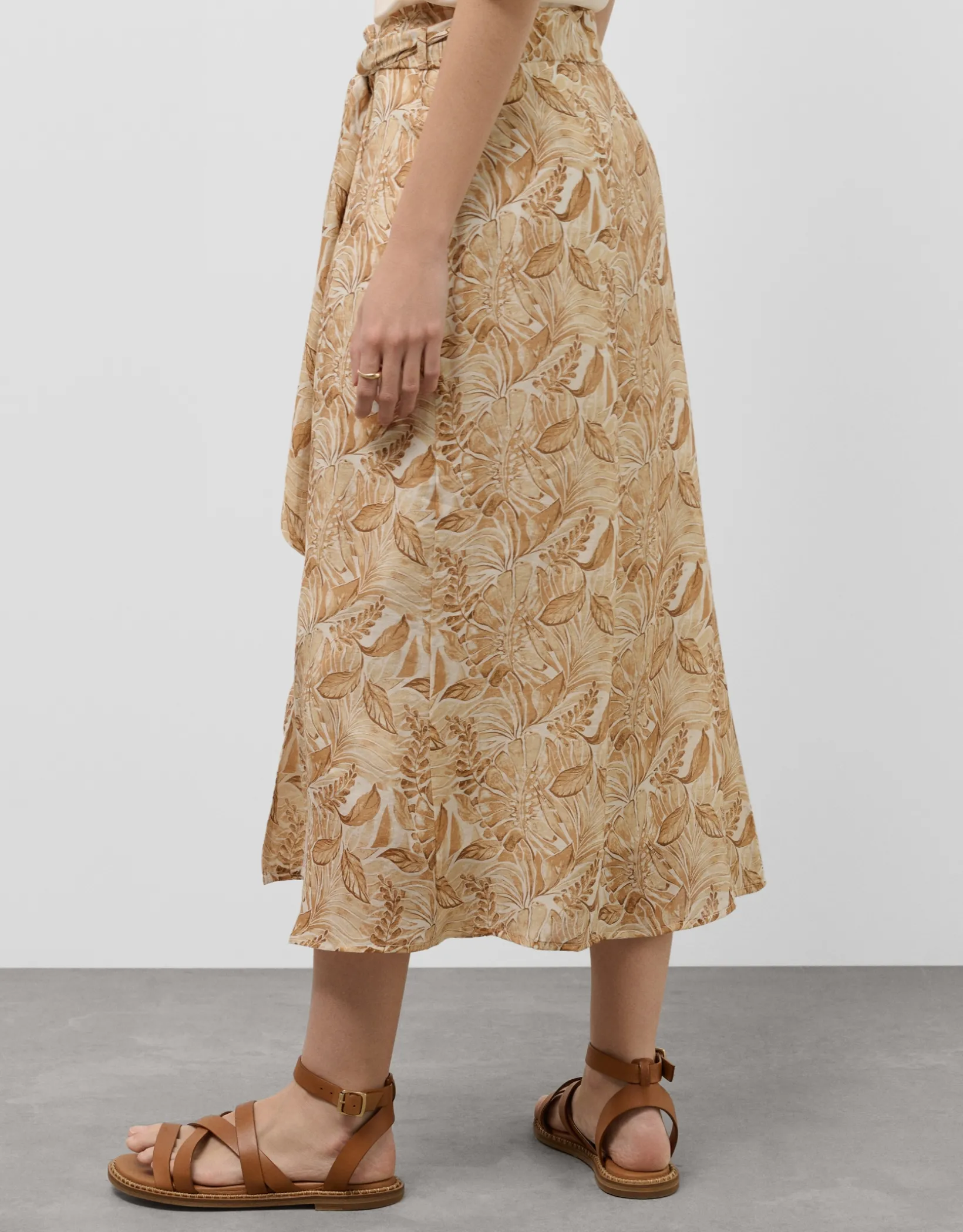 Falda midi estilo pareo en gasa estampado vegetal cámel