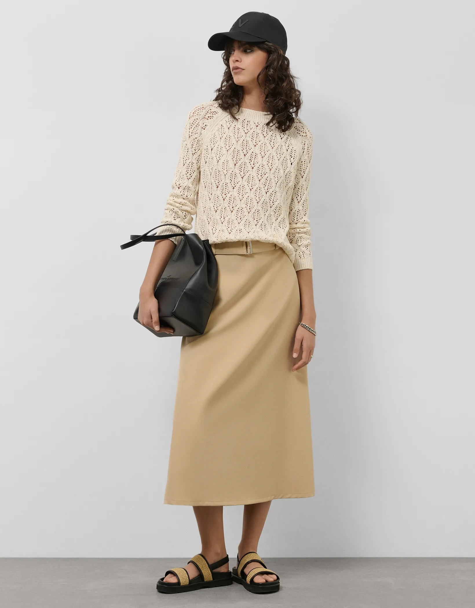 Falda midi fluida twill beige con cinturón