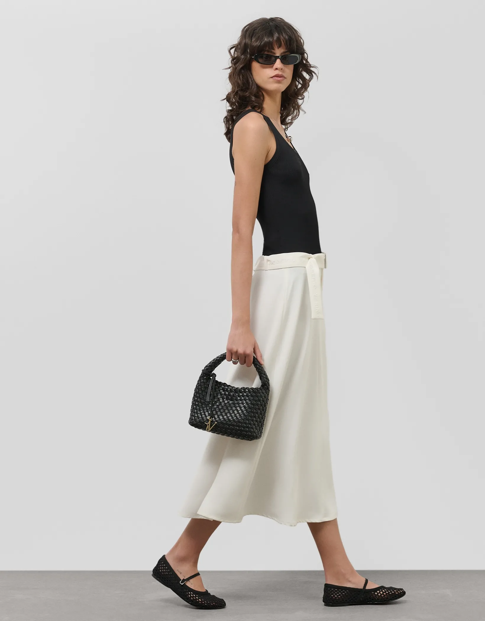 Falda midi fluida twill crudo con cinturón