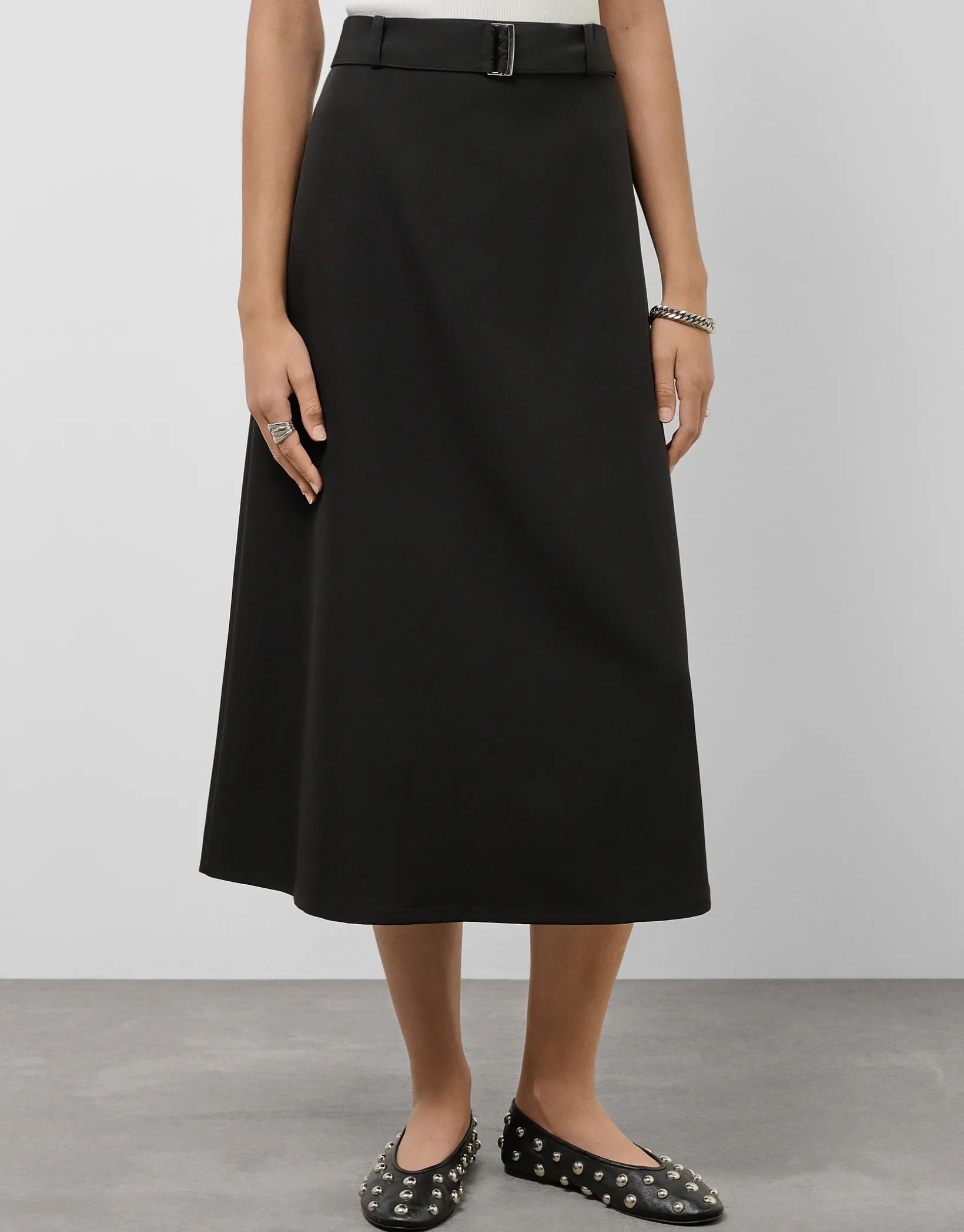 Falda midi fluida twill negro con cinturón