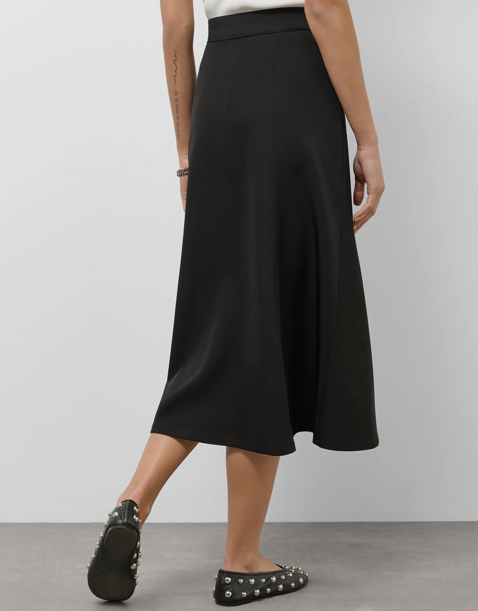 Falda midi fluida twill negro con cinturón