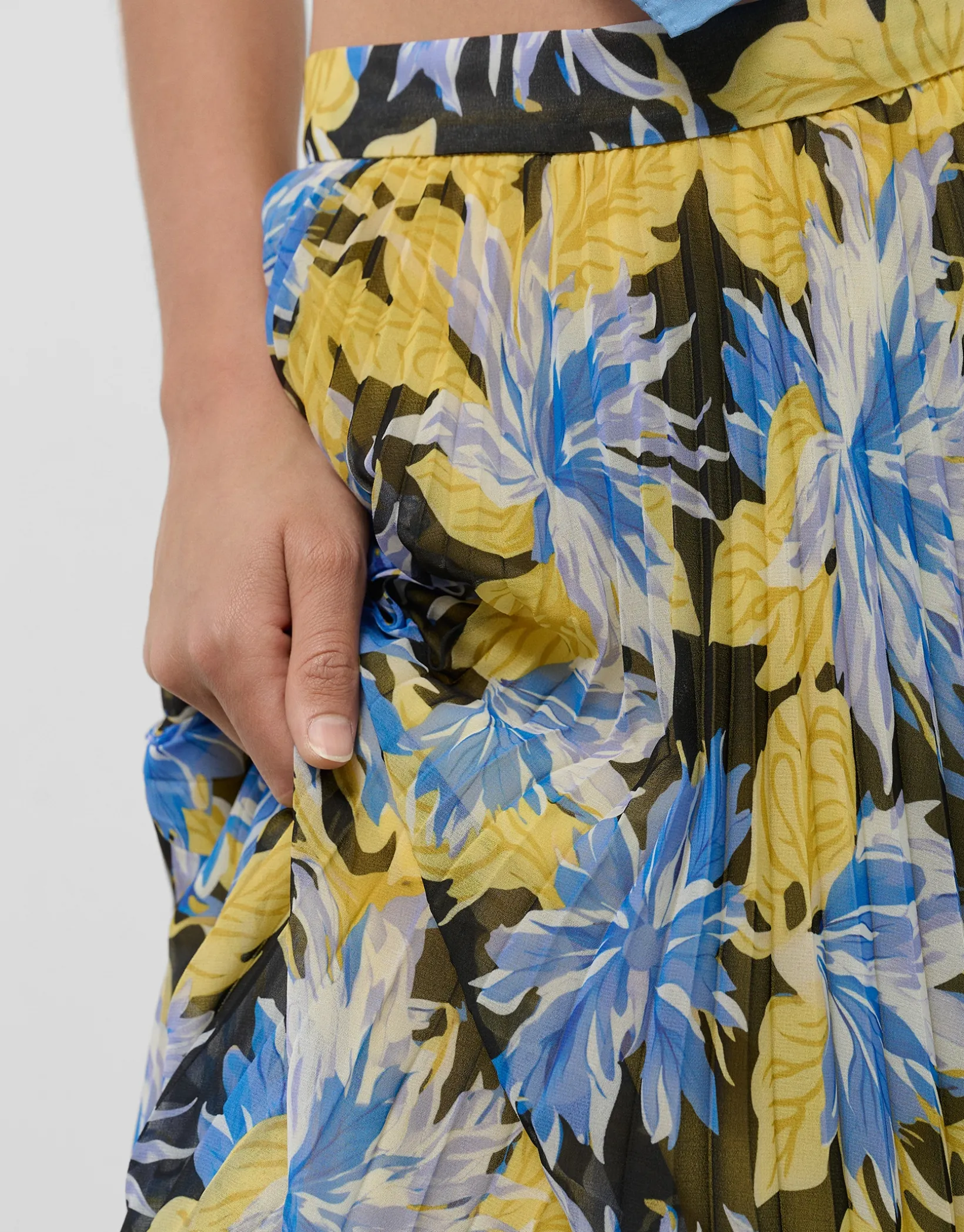 Falda midi plisada crepe georgette estampado floral azules