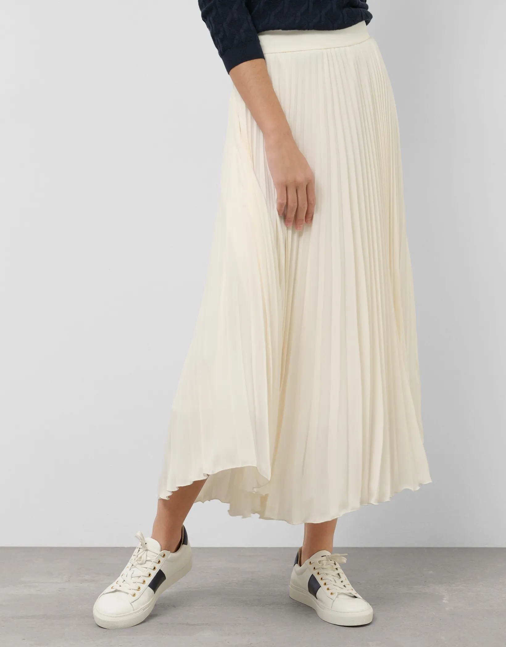 Falda midi plisada tejido fluido beige