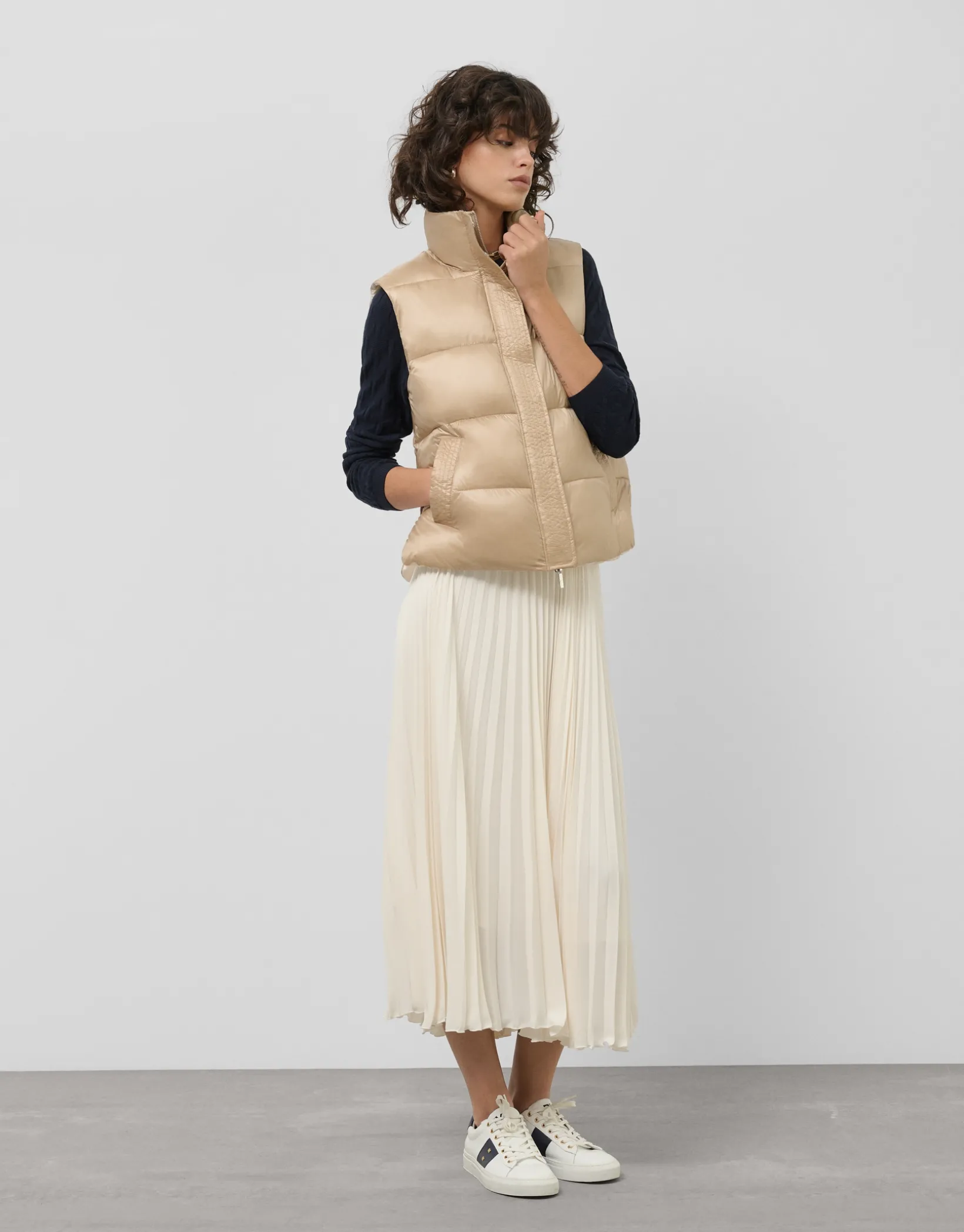 Falda midi plisada tejido fluido beige
