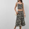 Falda midi tejido vaquero azul con bordado floral y calados