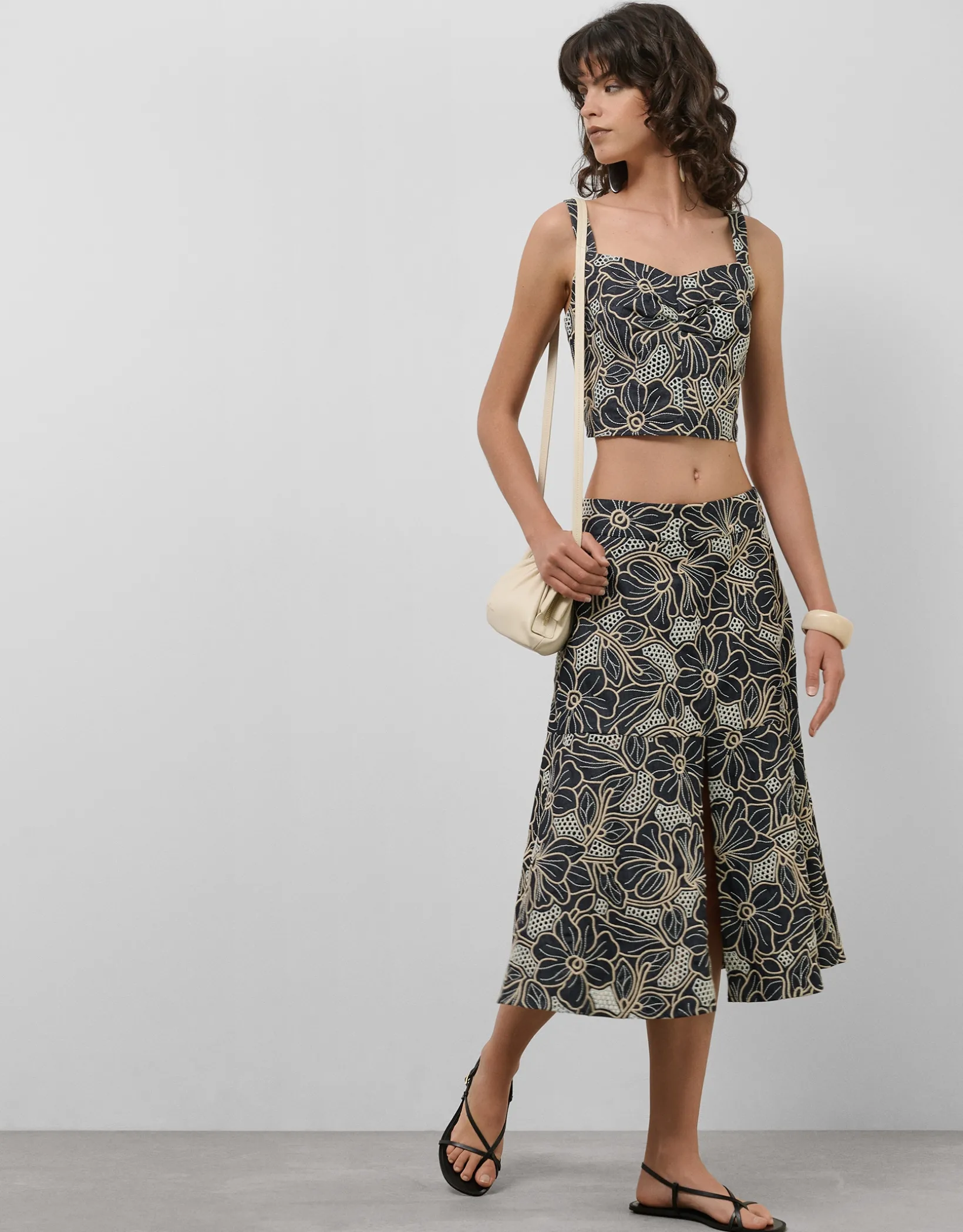 Falda midi tejido vaquero azul con bordado floral y calados