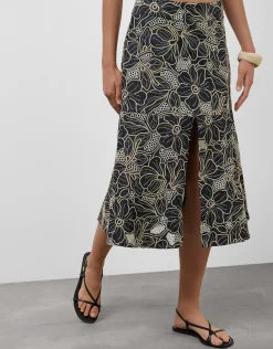 Falda midi tejido vaquero azul con bordado floral y calados