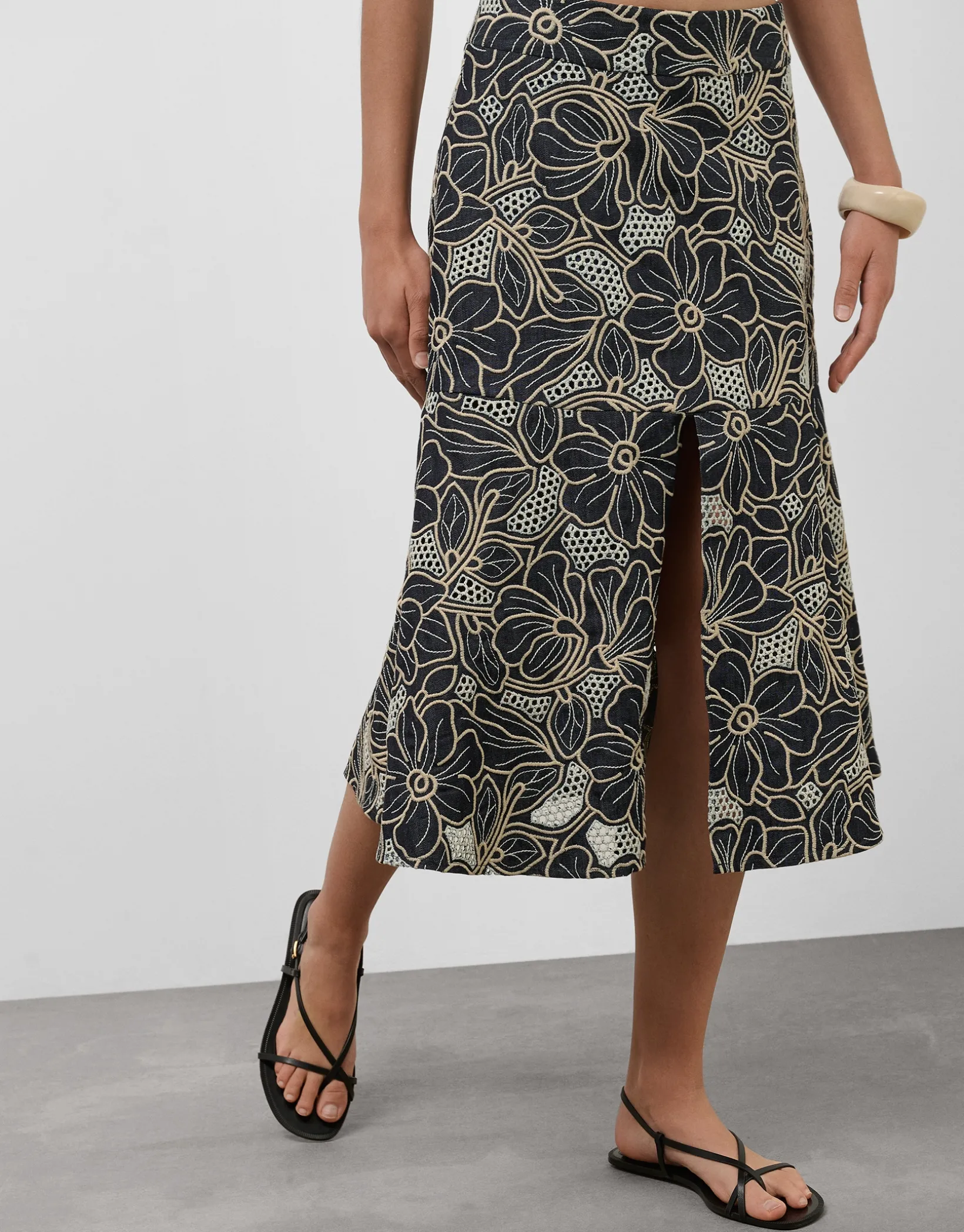 Falda midi tejido vaquero azul con bordado floral y calados