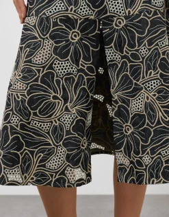 Falda midi tejido vaquero azul con bordado floral y calados