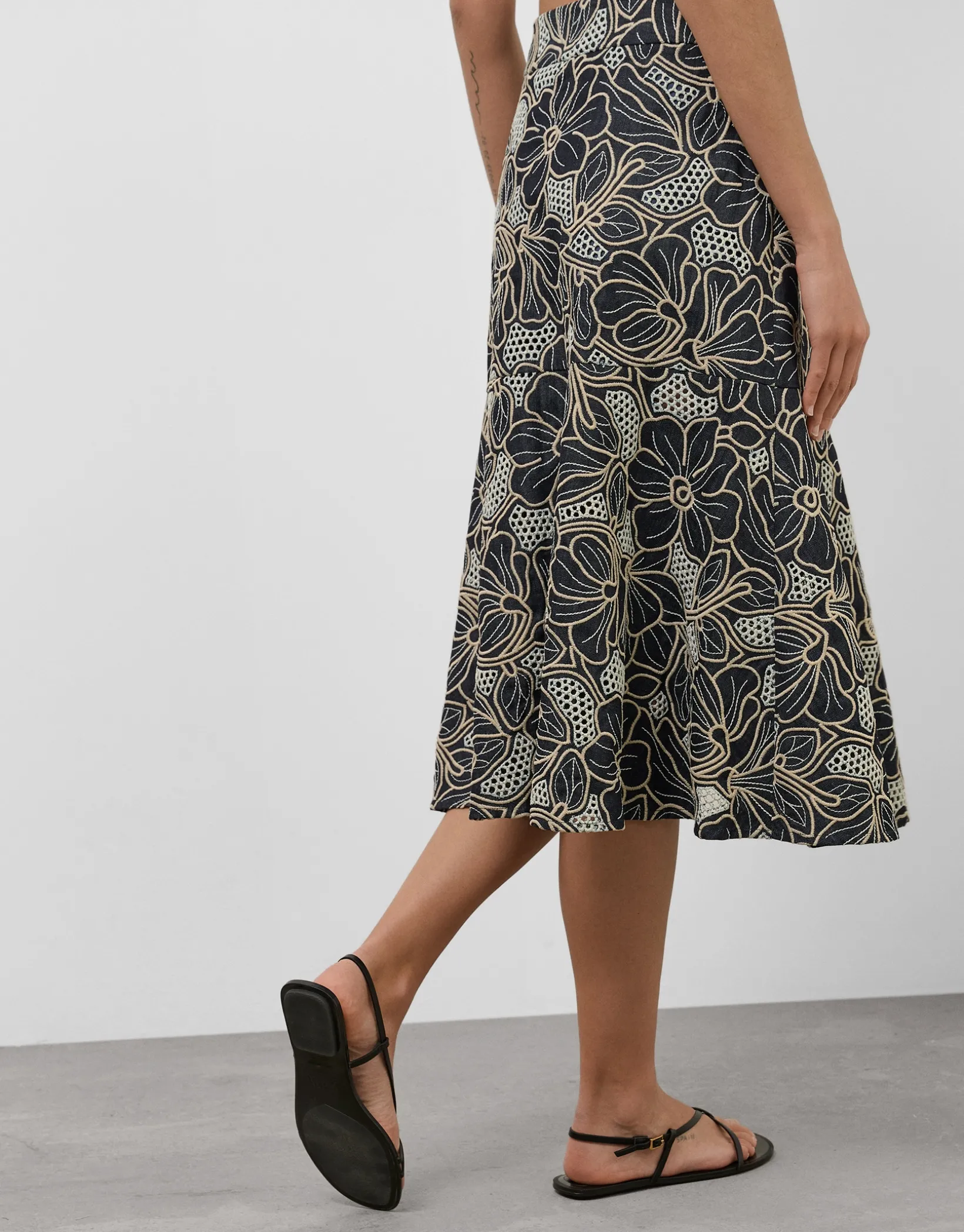 Falda midi tejido vaquero azul con bordado floral y calados