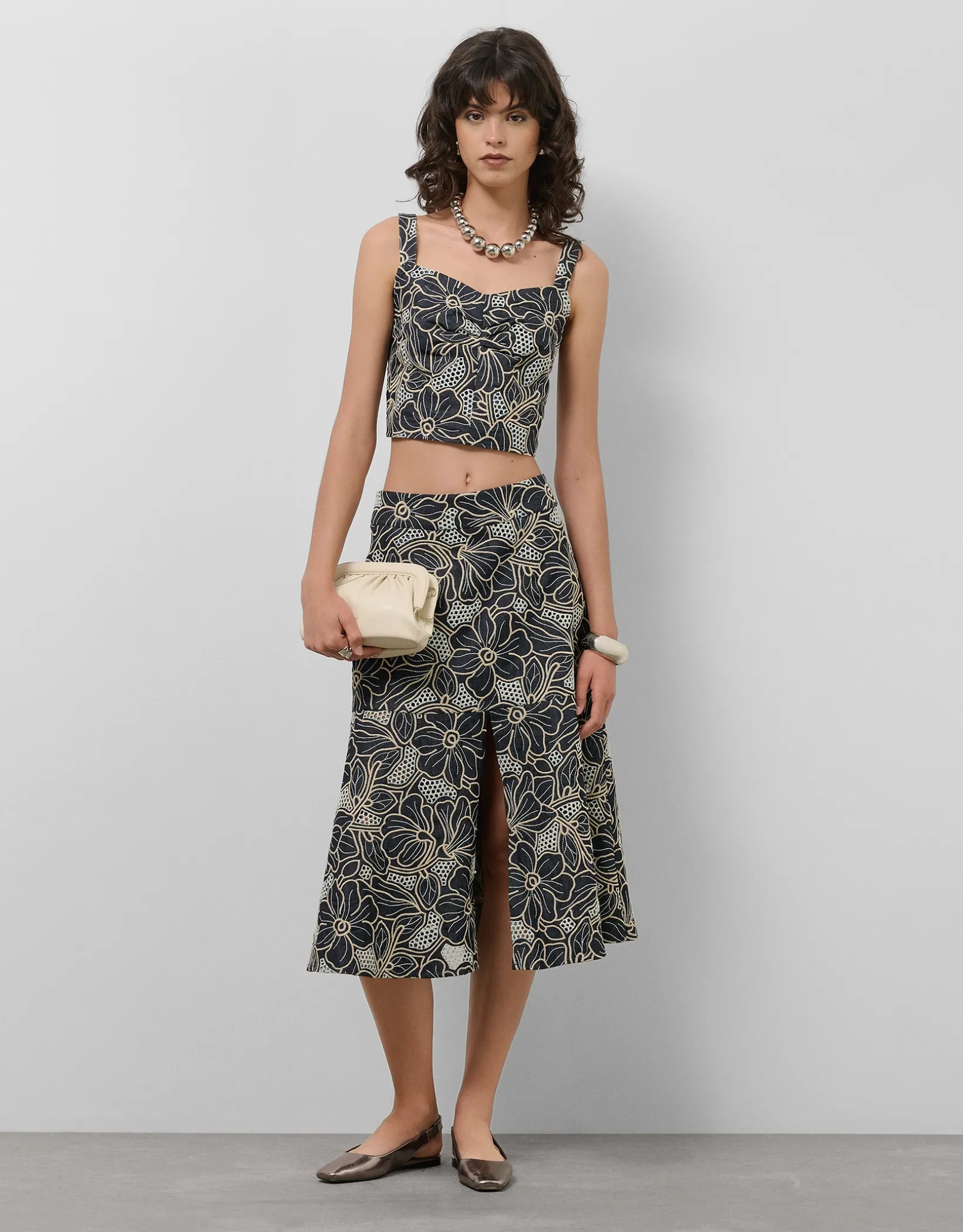 Falda midi tejido vaquero azul con bordado floral y calados