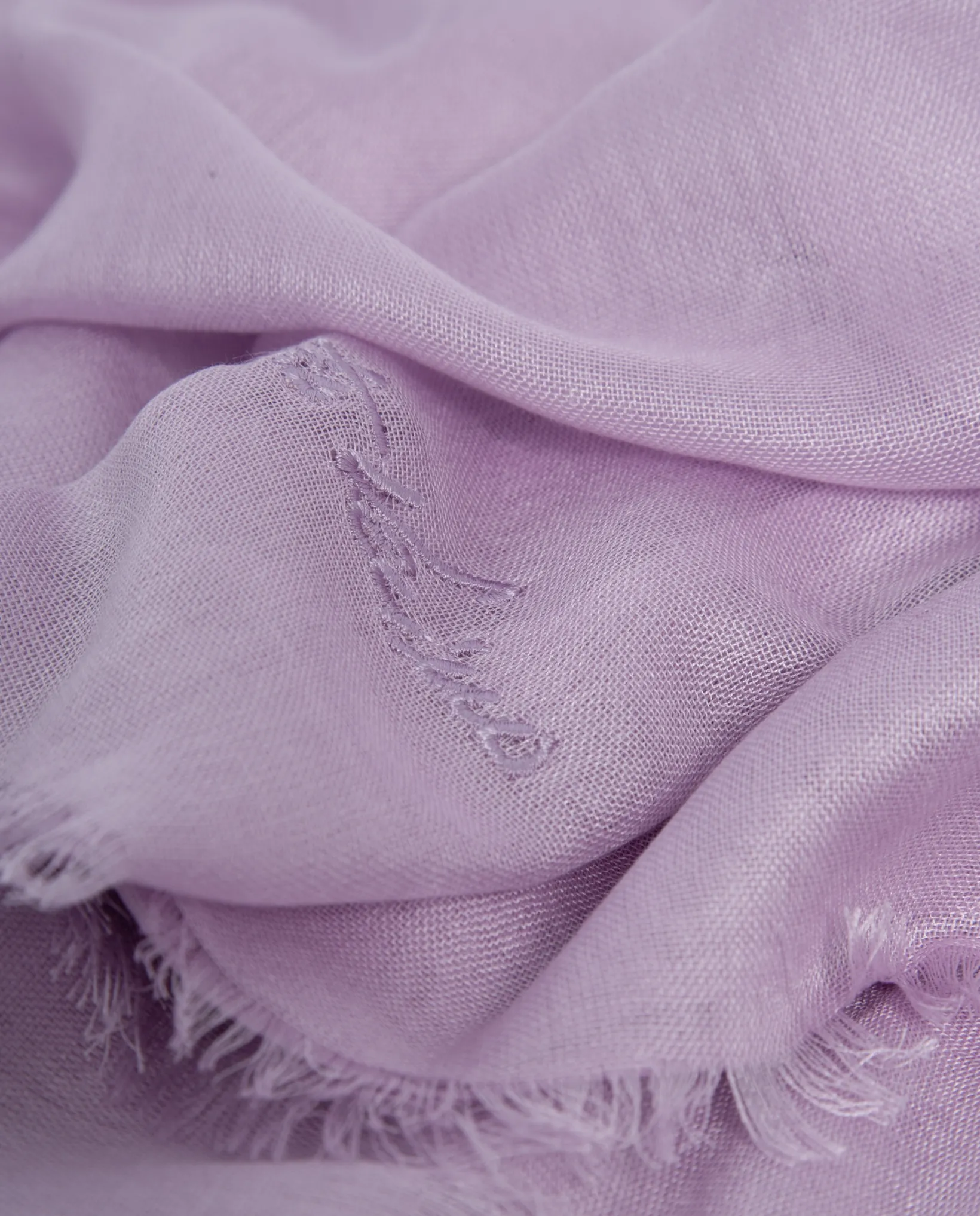 Fular modal rosa con firma bordada