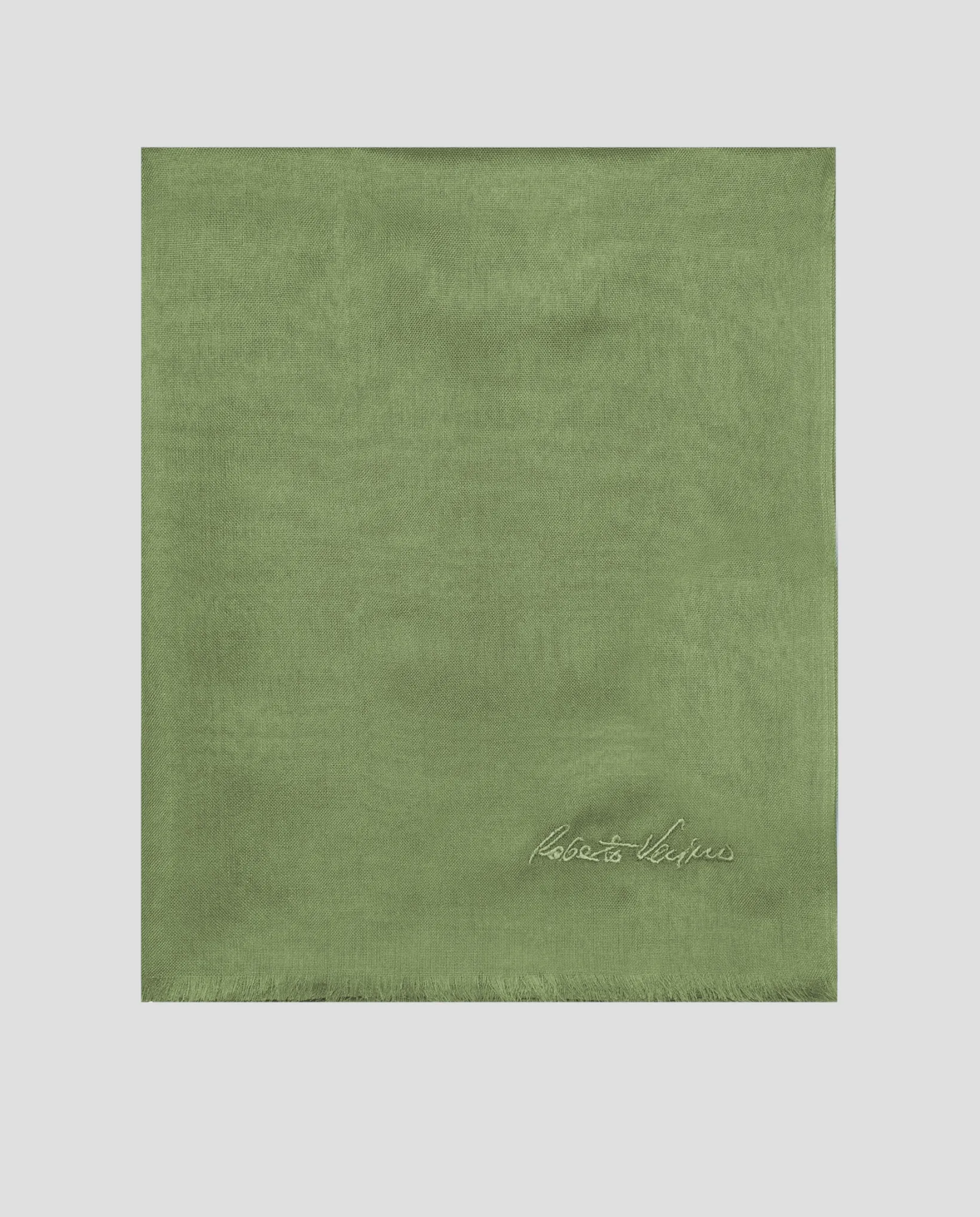 Fular modal verde con firma bordada