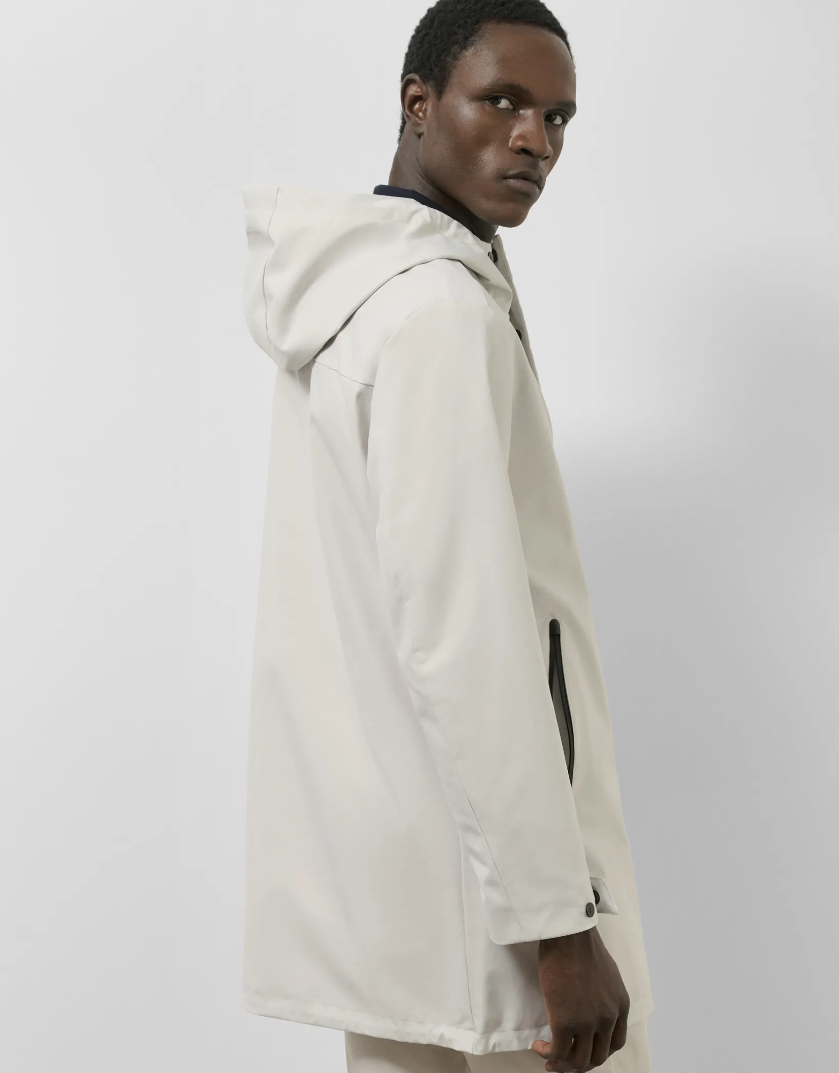 Gabardina minimal gris claro