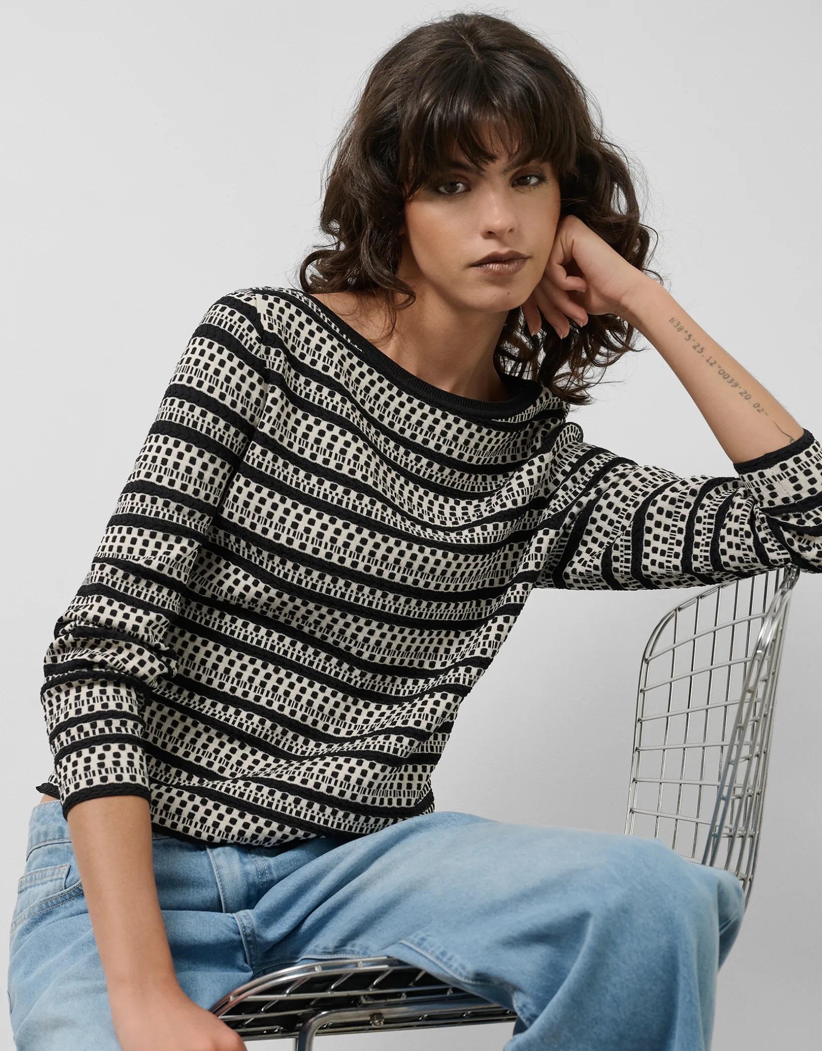 Jersey con intarsia geométrica blanco y negro
