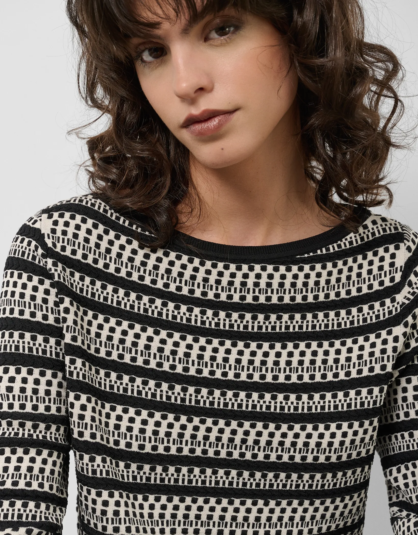 Jersey con intarsia geométrica blanco y negro