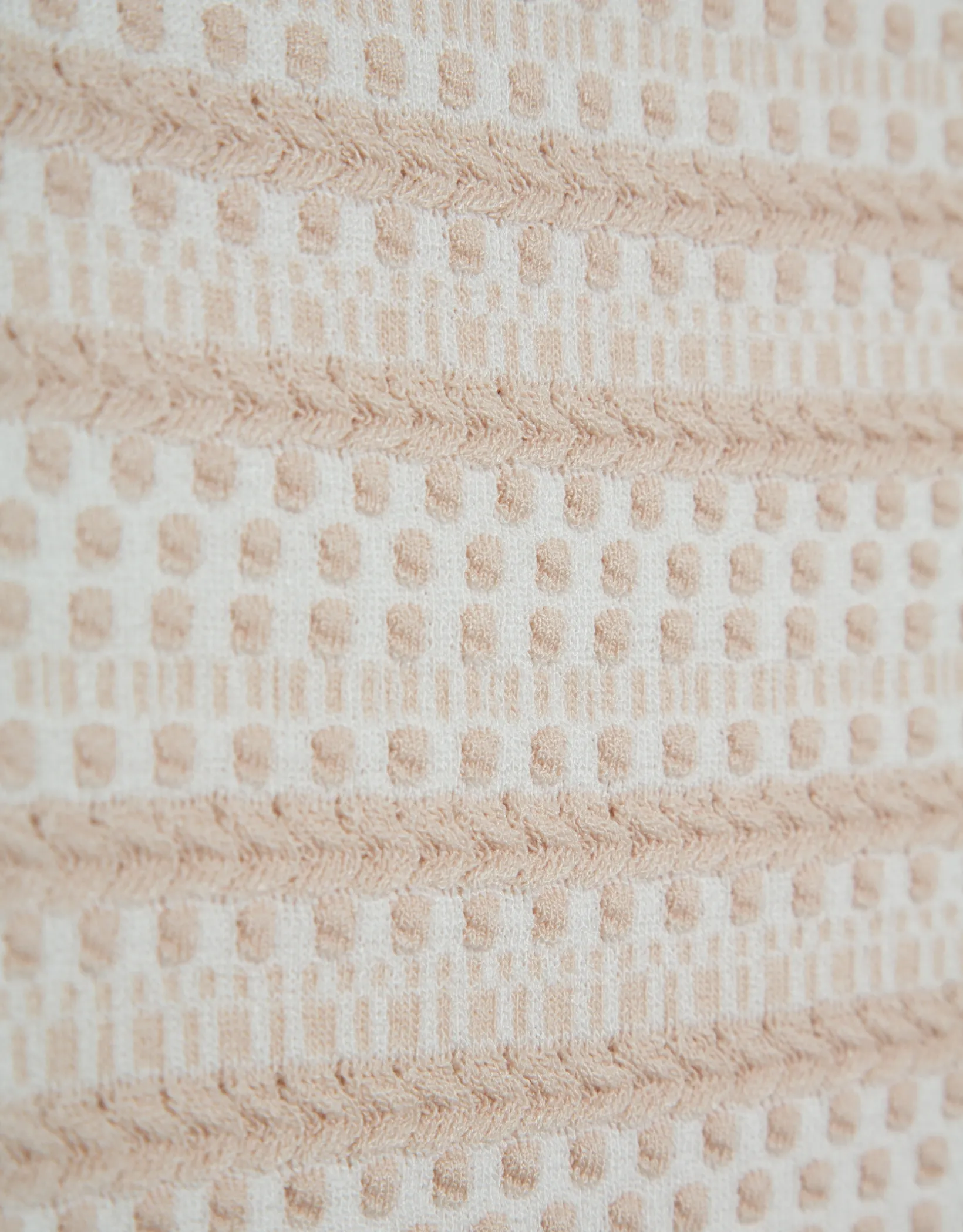 Jersey con intarsia geométrica cámel y crudo