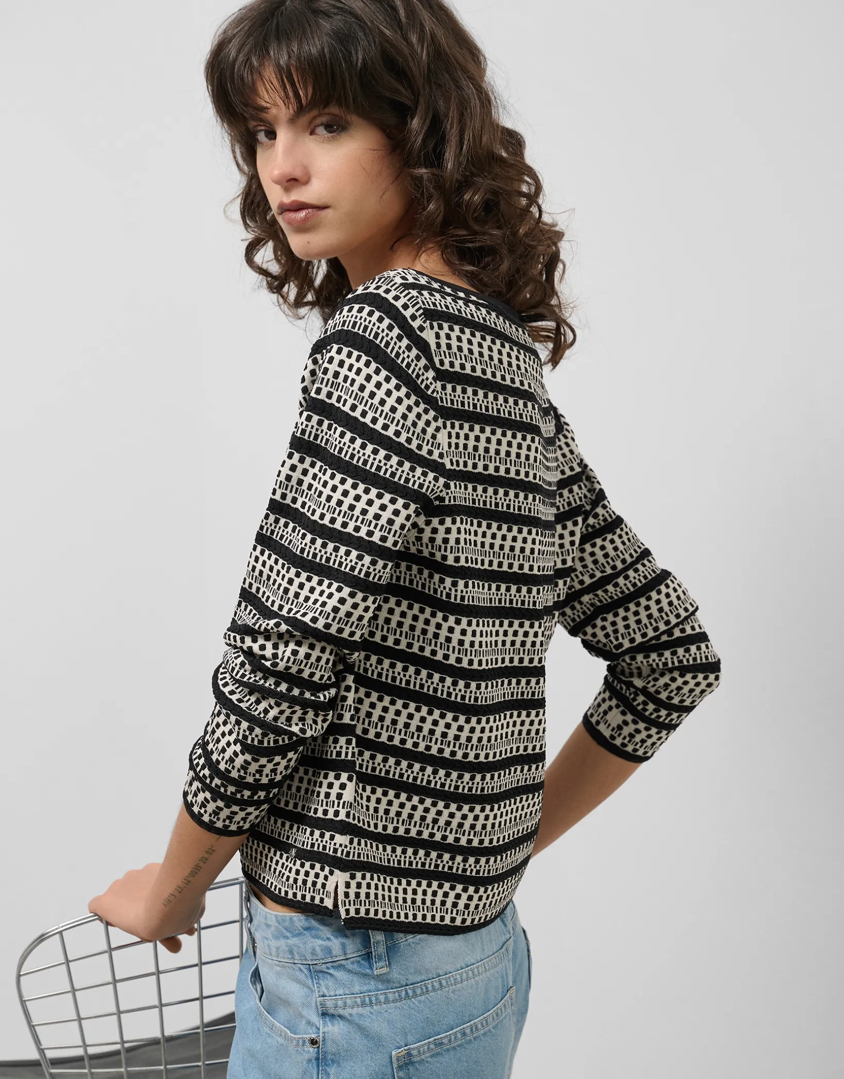 Jersey con intarsia geométrica blanco y negro