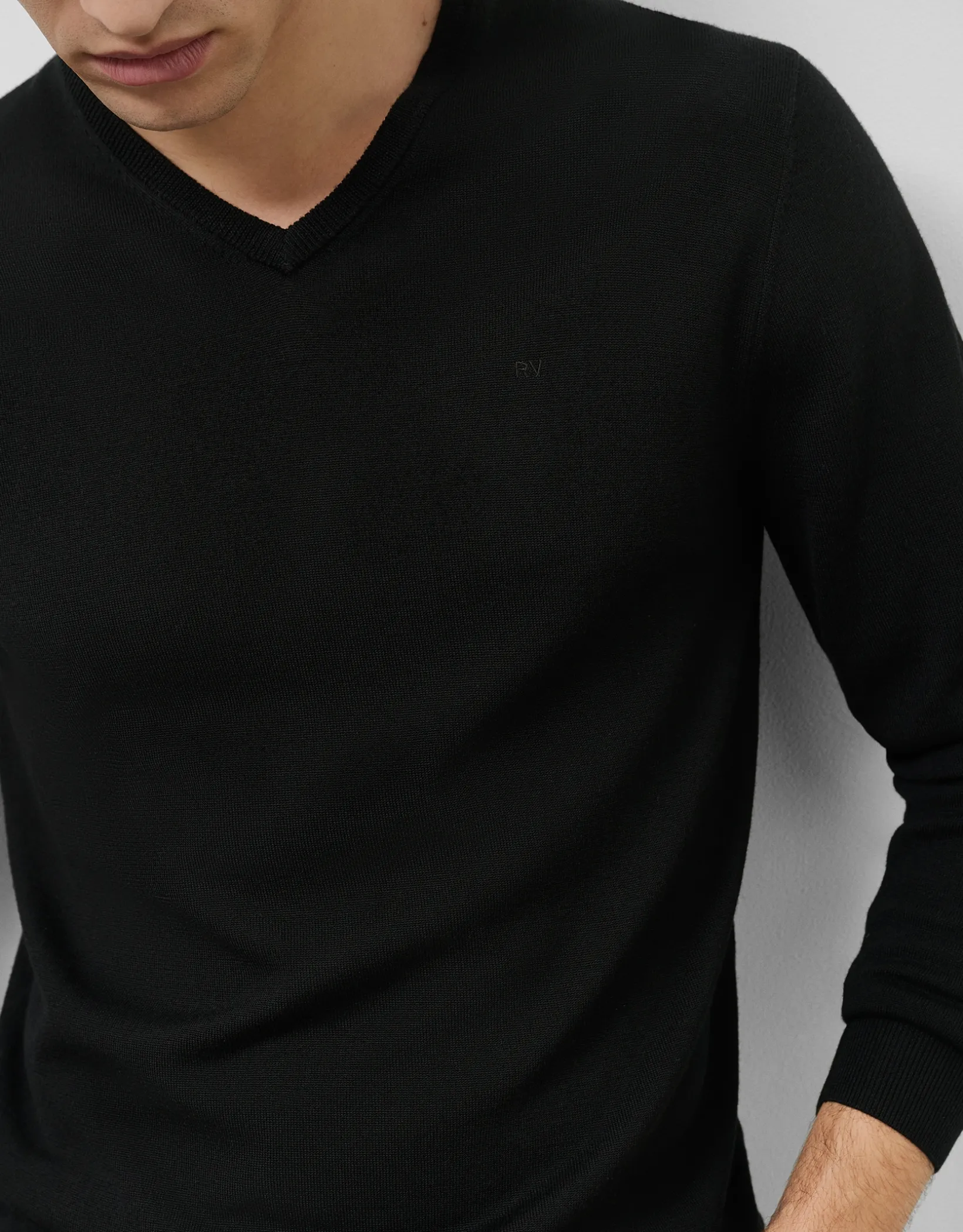 Jersey cuello pico punto lana negro