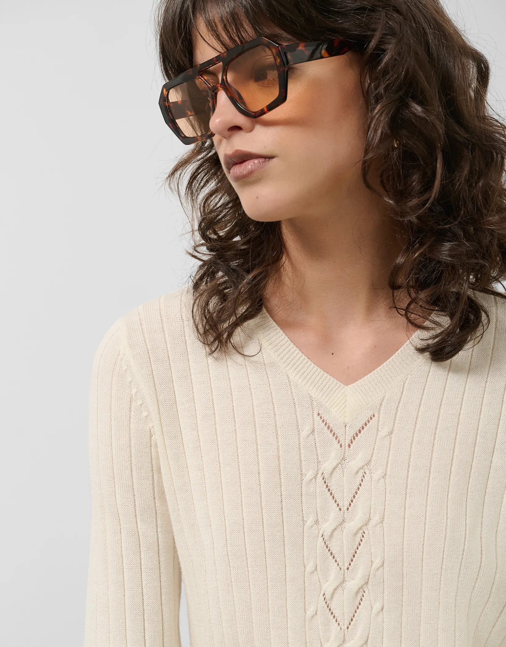 Jersey escote pico crudo con franja central