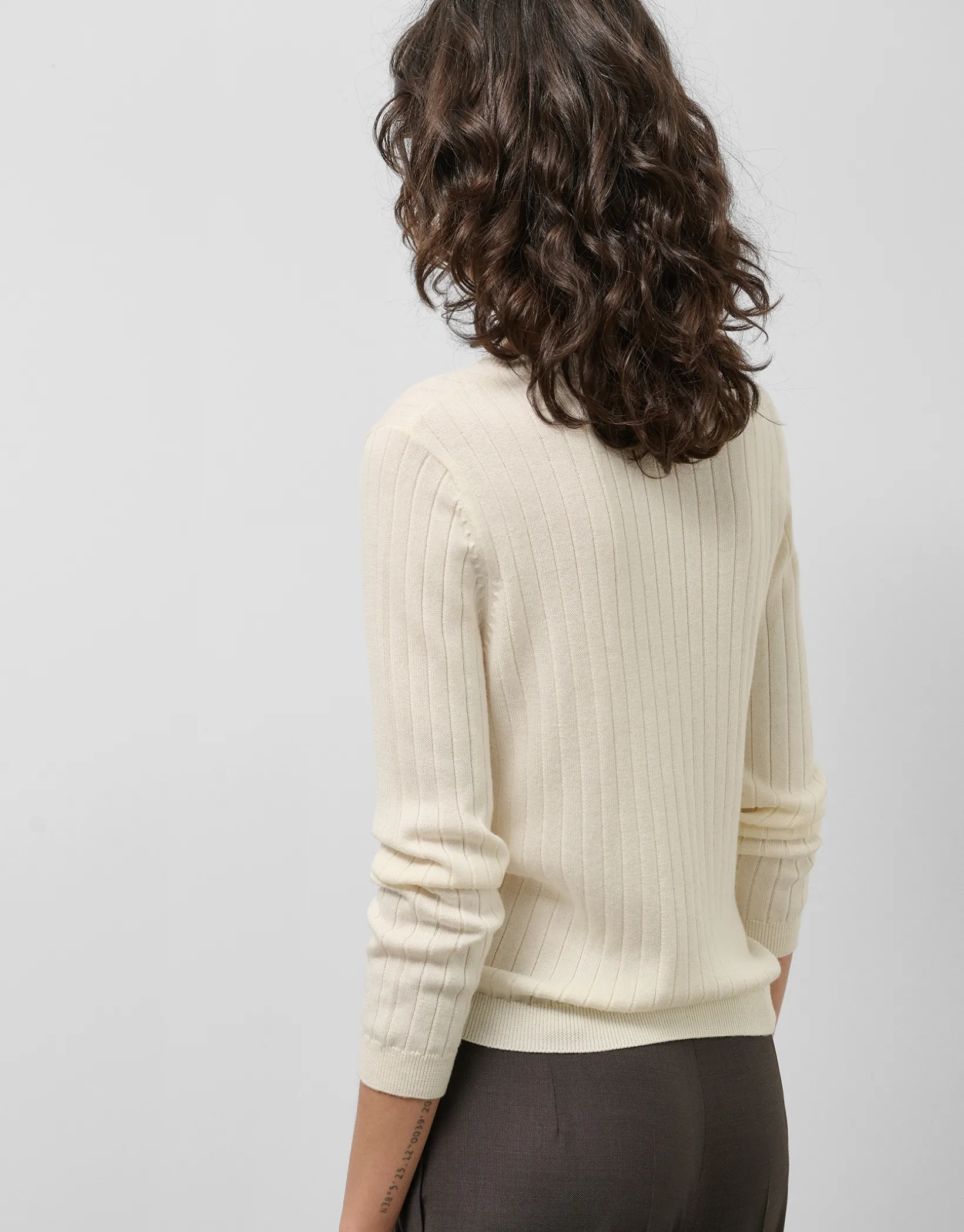 Jersey escote pico crudo con franja central