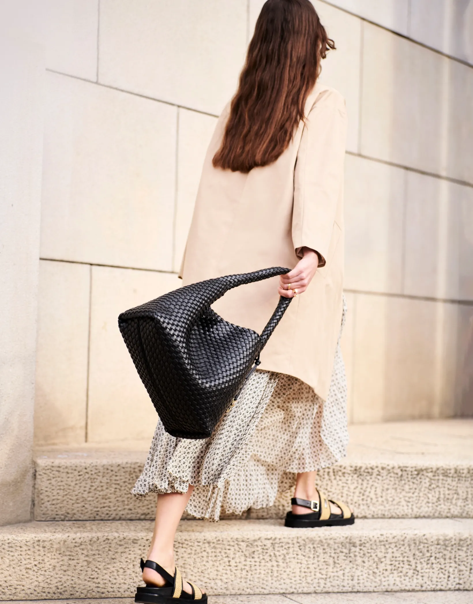 Maxi bolso de hombro Paula Hobo piel trenzada negro