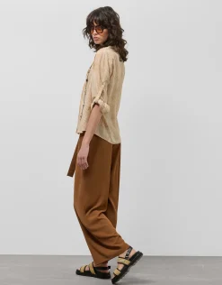 Pantalón ancho fluido twill marrón con cinturón