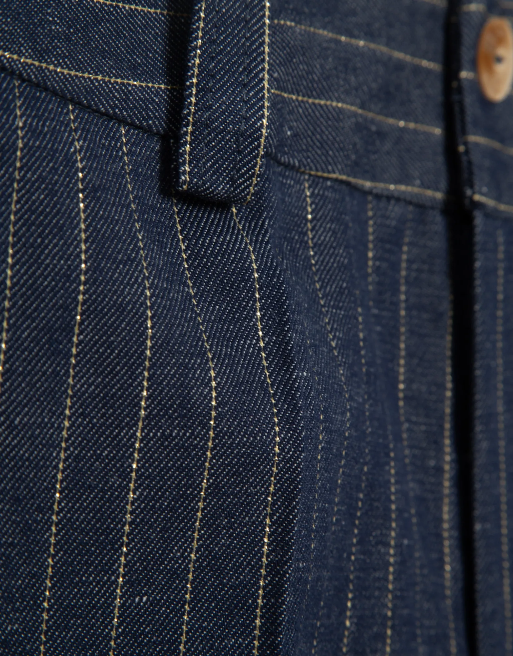 Pantalón bermuda en tejido vaquero con lino y perfil dorado