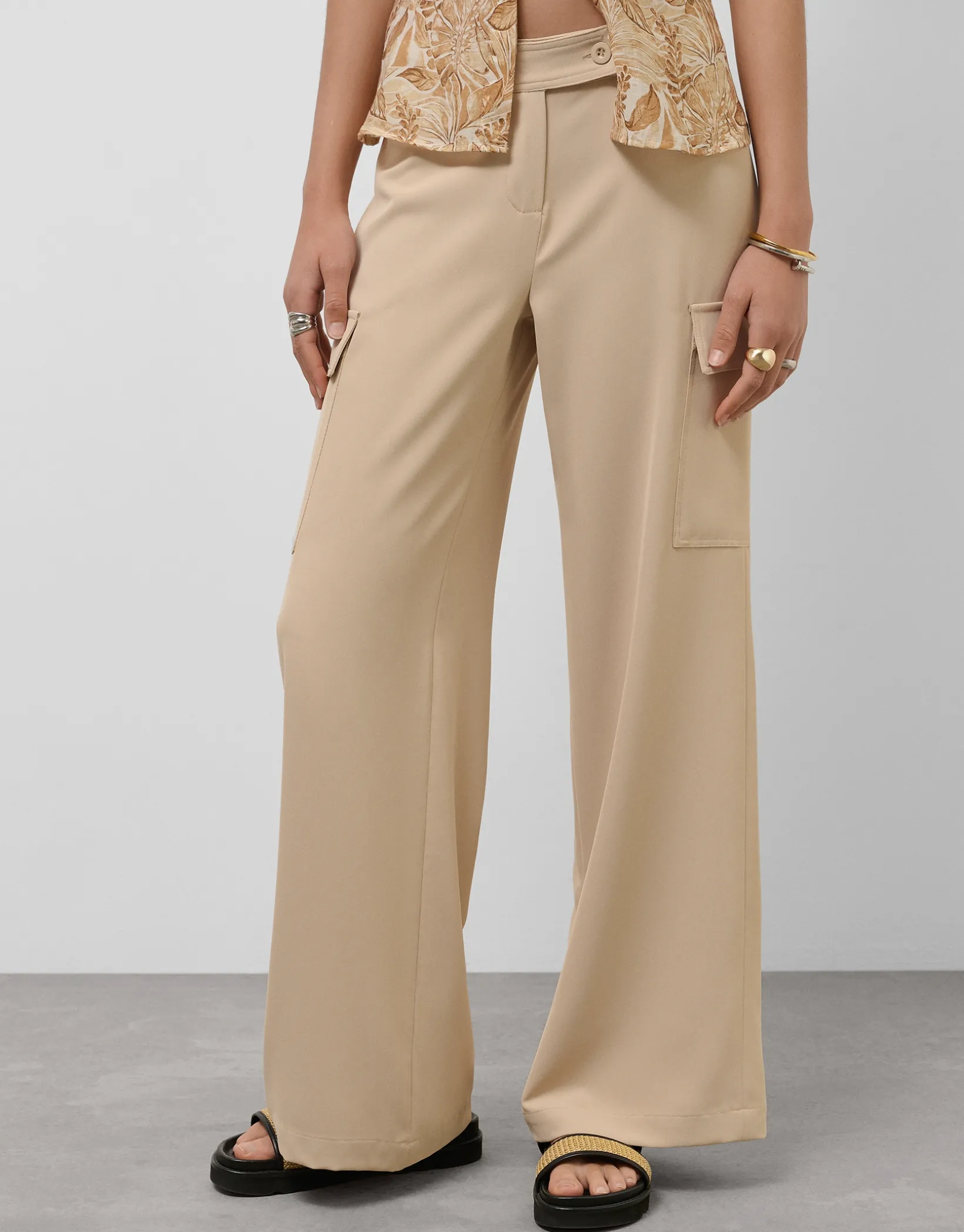 Pantalón cargo ancho twill beige