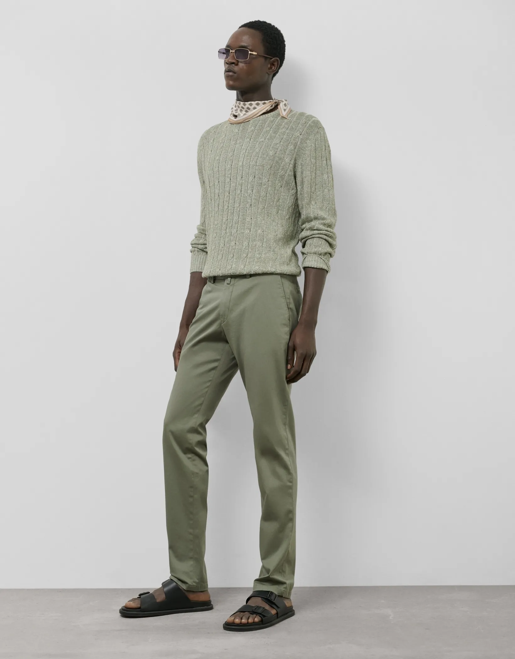 Pantalón chino regular algodón tintado verde caqui