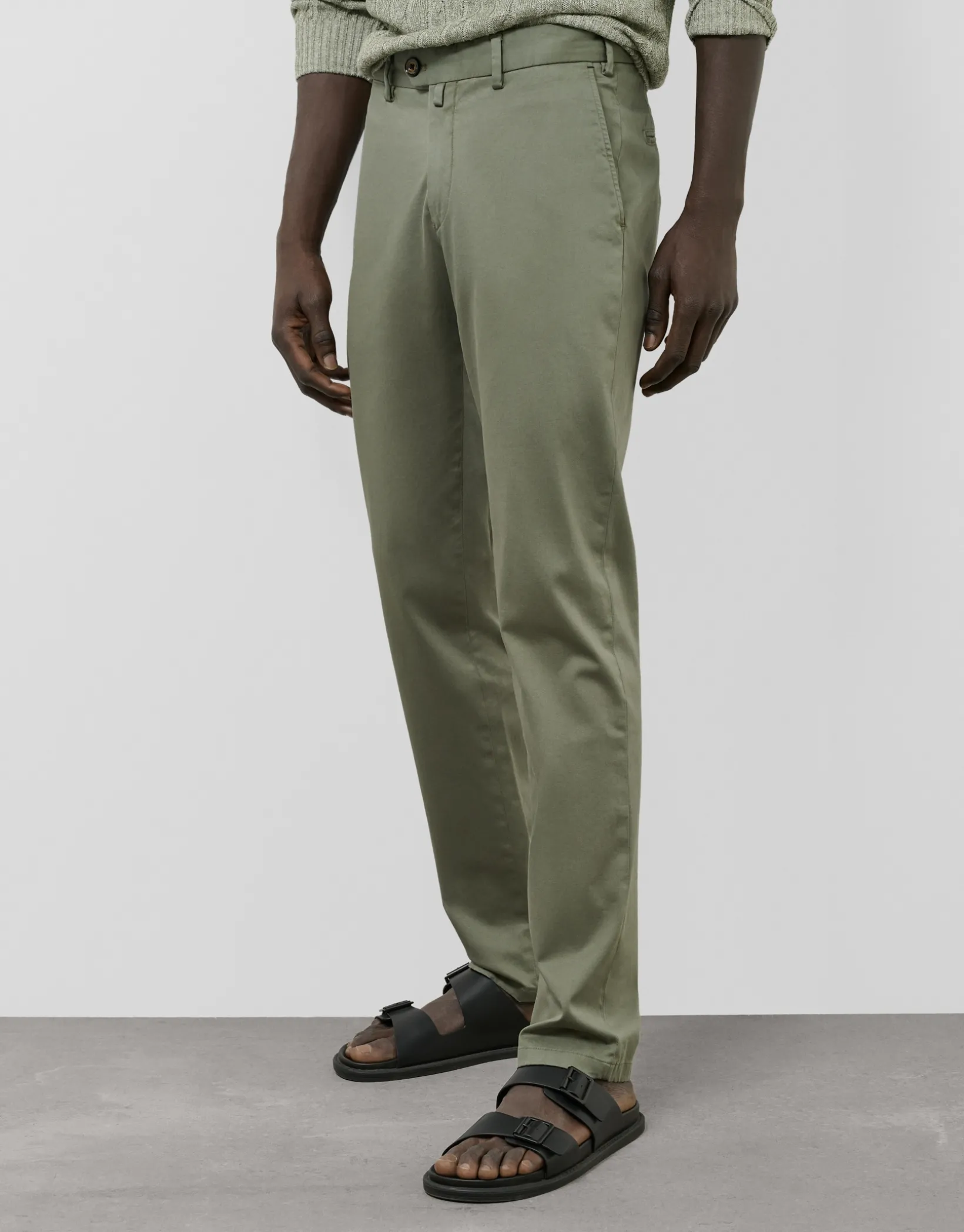 Pantalón chino regular algodón tintado verde caqui