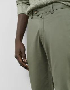 Pantalón chino regular algodón tintado verde caqui