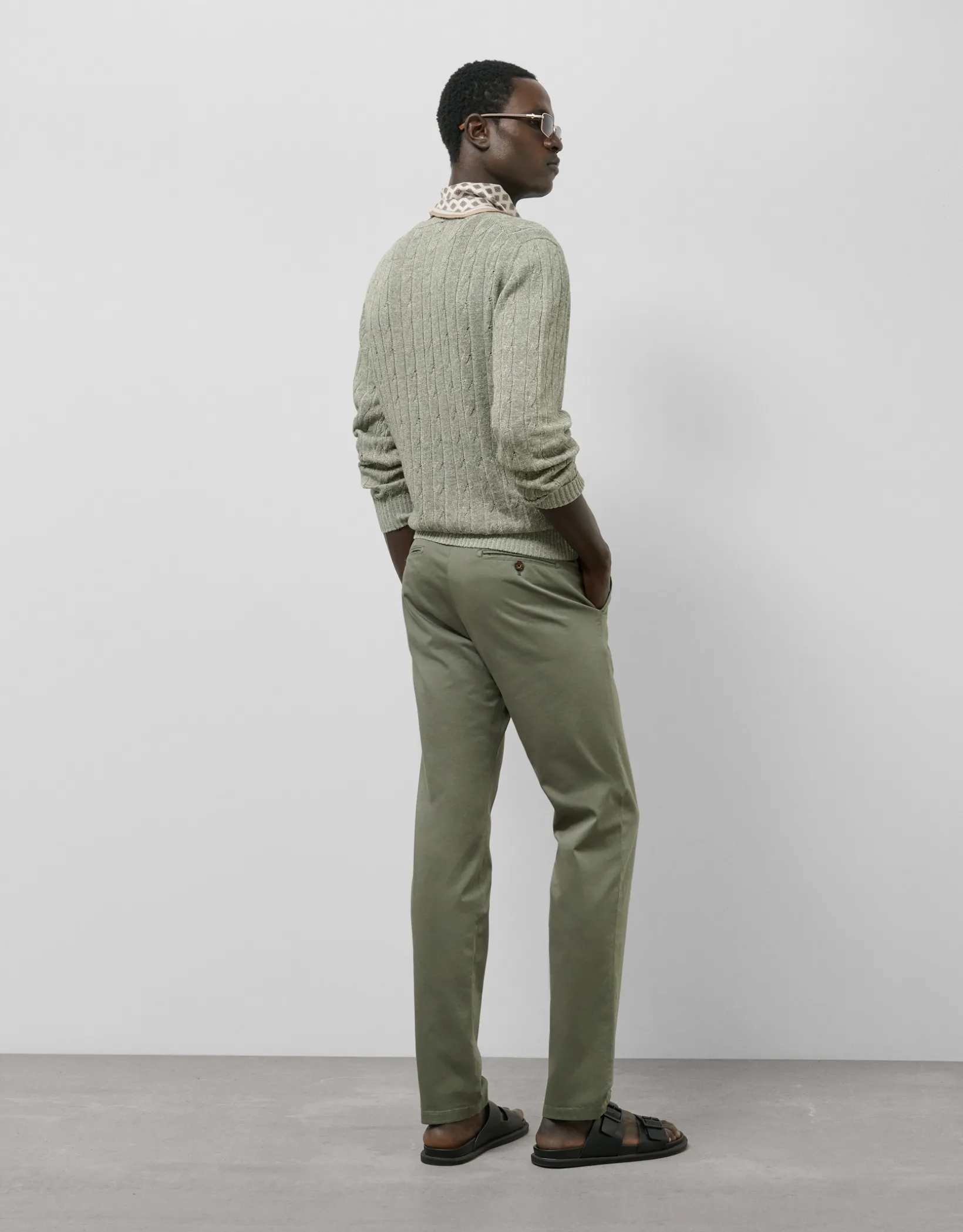 Pantalón chino regular algodón tintado verde caqui