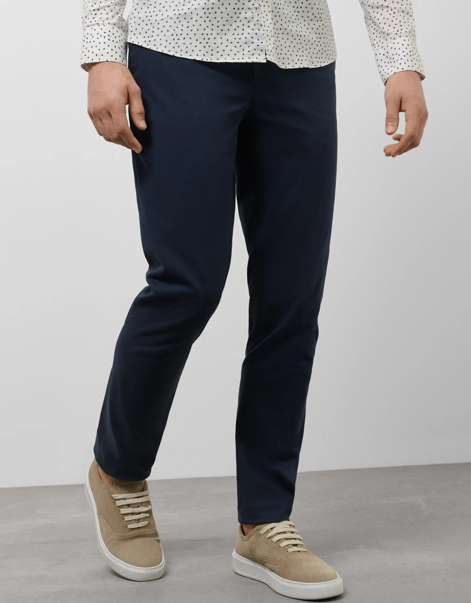 Pantalón chino sarga fina tintada azul tinta