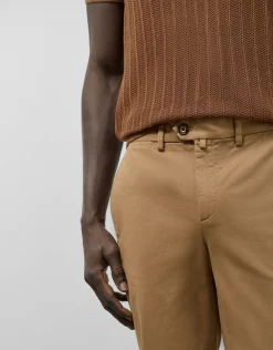 Pantalón chino sarga fina tintada camel